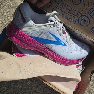 Women's Adrenaline GTS 22

 White and Pink